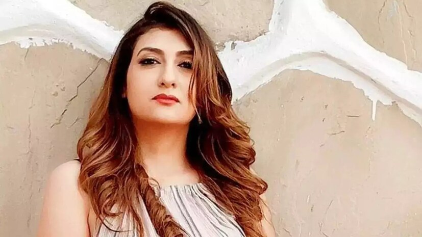 বয়স তখন মাত্র ১৭ বছর৷ সেই সময়েই কাস্টিং কাউচের শিকার হয়েছিলেন৷ একটি মিউজিক অ্যালবামের শ্যুটিংয়ের অফারে আসে জুহির কাছে৷ সেখানেই তাকে বিকিনি পরতে বলা হয়৷ কিন্তু কোনওভাবেই তিনি তাতে রাজি হননি৷ এবং সটান সেই প্রস্তাবে না করে দেন জুহি৷