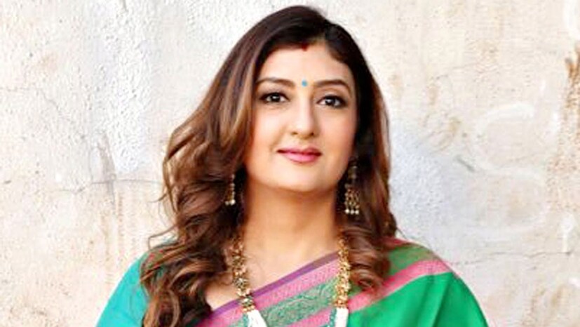 জুহি বলেন, নিজের এই নীতিতে অনড় থেকে ভাল সুযোগ না পেলে তিনি নিজের দেশে ফিরে আসতেন৷ তারপরই চ্যানেলের অফিস থেকে বেরিয়ে যান৷ 