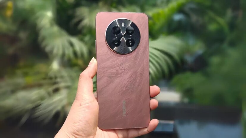 realme P1: দাম ১৬,২৬৩ টাকা। বাজেট গেমার এবং পাওয়ার ইউজারদের জন্য এই ফোন সেরা। 120Hz AMOLED ডিসপ্লে, ভাল স্টেরিও স্পিকার সেটআপ এবং দিনের আলোয় দুর্দান্ত ছবি, এঁকে অন্যদের থেকে এগিয়ে রেখেছে।