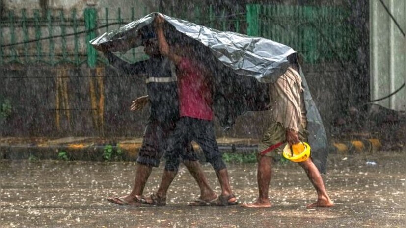 কিন্তু বৃষ্টির জল গায়ের ত্বক বা চুলে পড়া কতটা ক্ষতিকর? নাকি আদৌ ক্ষতি না করে উপকারই করে? সে বিষয়ে বলেছেন ডক্টর বি এল জাঙ্গিড়।