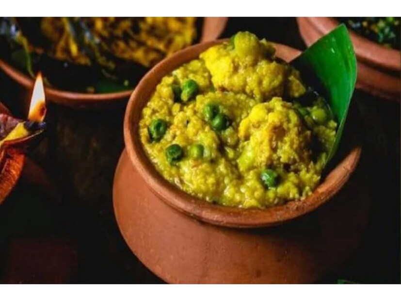 খিচুড়ির মূল উপকরণ চাল ও ডাল। তাই খিচুড়ির রং হলুদ। সেজন্য প্রচলিত বিশ্বাস হল বৃহস্পতিবার খিচুড়ি খেলে আর্থিক ক্ষয়ক্ষতি হতে পারে।