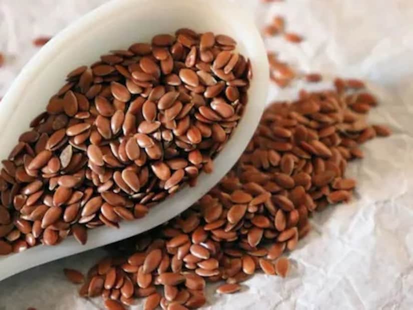 ২ চামচ গোটা বা গুঁড়ো ফ্ল্যাক্সসিড মেশান গরম জলে। ১০-১৫ মিনিট অপেক্ষা করুন। এর পর ছেঁকে নিয়ে লেবুর রস ও দারচিনির গুঁড়ো মিশিয়ে পান করুন।