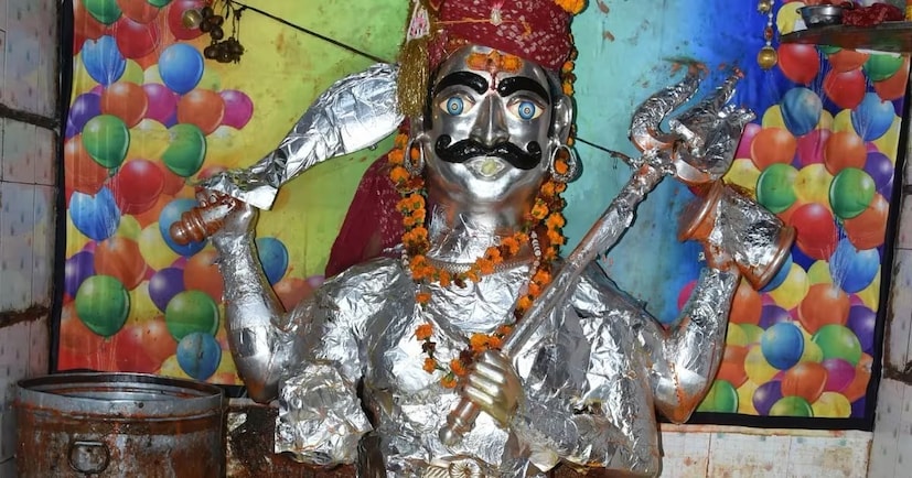 কালাষ্টমী তিথিতে সকালে উঠে স্নান সেরে শুদ্ধ বসন পরুন৷ ভগবান শিব বা কালভৈরবের বিগ্রহ স্থাপন করুন৷ তাঁকে ফুল নিবেদন করে প্রজ্বলন করুন সর্ষের তেলের প্রদীপ৷ পাঠ করুন ভৈরব মন্ত্র৷
