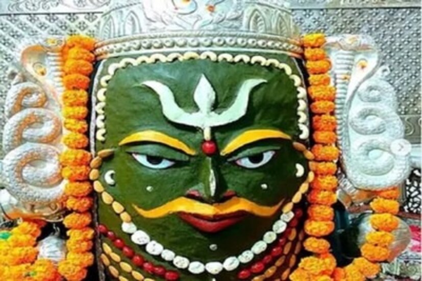 কালভৈরবের পুজোর অন্যতম প্রসাদ হল সুজির তৈরি মিষ্টি৷ পাশাপাশি তাঁকে নিবেদন করা হয় মালপোয়া এবং অন্যান্য মিষ্টান্ন ও বেসনের হালুয়া৷