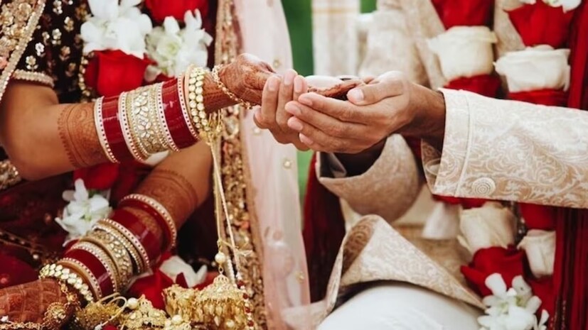 সদ্য বিবাহিত দম্পতির ঘরে আয়না রাখার সময় দিকটির দিকে বিশেষ খেয়াল রাখতে হবে। আয়না কখনই বিছানার হেডবোর্ড বা পায়ের দিকে রাখা উচিত নয়। শুধু তাই নয়, শোবার ঘরে বিছানার মাথার কাছে দেওয়ালে ঘড়ি বা ছবির ফ্রেম লাগাবেন না। 