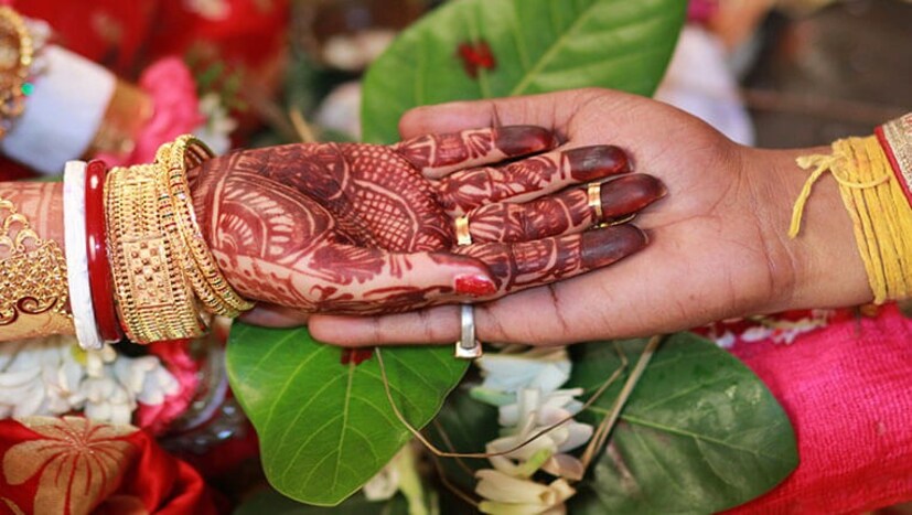বাস্তু বিশেষজ্ঞদের মতে, সদ্য বিবাহিত দম্পতির ঘরের দেওয়ালে পূর্বপুরুষ ও মৃত মানুষের ছবি টাঙানো উচিত নয়। নববিবাহিত দম্পতির ঘরে যদি কোনও ধর্মীয় গ্রন্থ, পুরাণ, চালিসা ইত্যাদি রাখা থাকে, তাহলে তা অবিলম্বে শোওয়ার ঘর থেকে সরিয়ে ফেলতে হবে। শোওয়ার ঘরে বিছানার ভিতরে কোনো ধারালো জিনিস বা আবর্জনা রাখবেন না।  