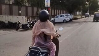 শাড়ি পরে দিব্যি স্কুটি চালিয়ে যাচ্ছেন এক মহিলা, পথচারীদের নজর তাঁর দিকেই; ভাইরাল হল ভিডিও !