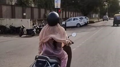 শাড়ি পরে দিব্যি স্কুটি চালিয়ে যাচ্ছেন এক মহিলা, পথচারীদের নজর তাঁর দিকেই; ভাইরাল হল ভিডিও ! শাড়ি পরে দিব্যি স্কুটি চালিয়ে যাচ্ছেন এক মহিলা, পথচারীদের নজর তাঁর দিকেই; ভাইরাল হল ভিডিও !