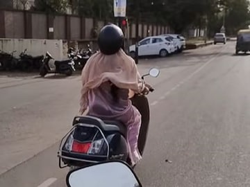 শাড়ি পরে দিব্যি স্কুটি চালিয়ে যাচ্ছেন এক মহিলা, পথচারীদের নজর তাঁর দিকেই; ভাইরাল হল ভিডিও !