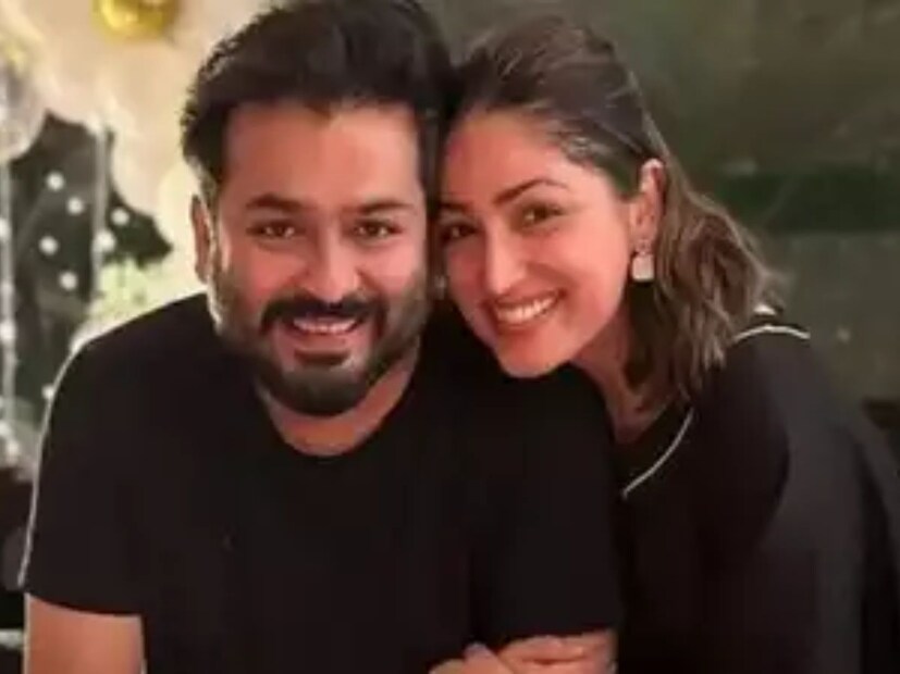 ইয়ামির আসন্ন ছবি ‘আর্টিকেল ৩৭০’-এর ট্রেলার লঞ্চেই সন্তান আসার খবর জানিয়েছিলেন ইয়ামি-আদিত‍্য। আদিত‍্য জানিয়েছিলেন, ‘বেবি অন দ্য ওয়ে’। হবু মা-বাবার মুখে ছিল হাসির ঝলক। 