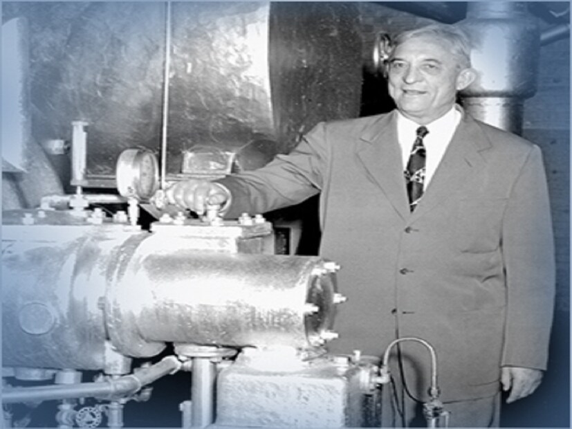 ঘরের সাধারণ তাপমাত্রায় রাখা খাদ্যদ্রব্য ব্যাকটেরিয়ার সংক্রমণের কারণে সহজেই নষ্ট হয়ে যায়। তবে ৪ ডিগ্রি সেলসিয়াস তাপমাত্রার নীচে ব্যাকটেরিয়ার বৃদ্ধি দ্রুত হ্রাস পায়। তাই শুরুতে মূলত ব্যাকটেরিয়া থেকে খাদ্য সংরক্ষণের প্রয়োজনীয়তা থেকেই শীতাতপনিয়ন্ত্রণের ব্যবস্থা করা হয়।