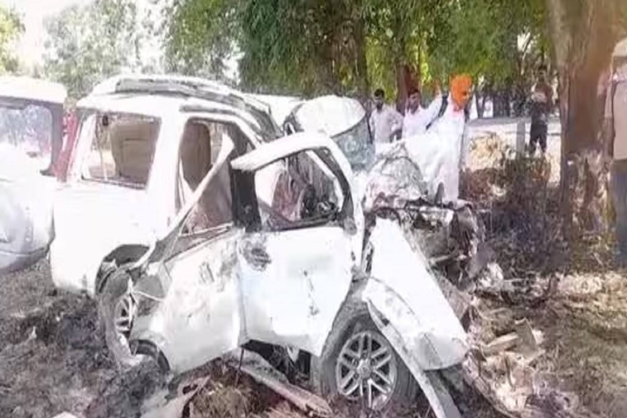 হস্টেলে ফেরার পথে ভয়াবহ ঘটনা!গাড়িতেই মুহূর্তে শেষ ৪ বন্ধু!দেখে আঁতকে উঠল পুলিশও