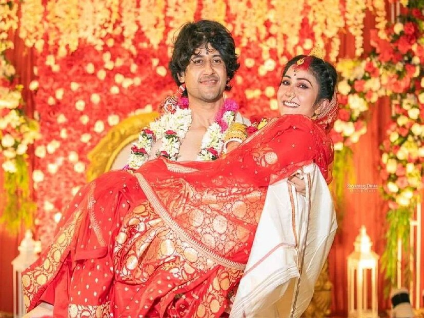 টলিপাড়ার নবদম্পতি আদৃত রায় ও কৌশাম্বি চক্রবর্তীকে নিয়ে ভক্তদের উত্তেজনা সর্বদাই তুঙ্গে৷ ৯ মে বিবাহবন্ধনে আবদ্ধ হয়েছেন টলি কাপল৷