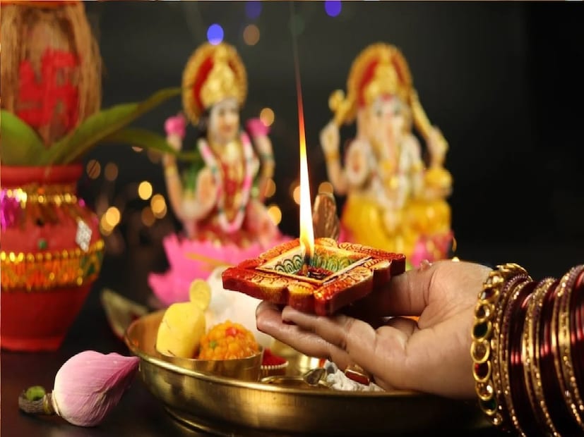 ডাঃ অনীশ ব্যাস জানান, এই শুভ উৎসবে তীর্থস্থানে স্নান করার রীতি রয়েছে। শাস্ত্রে বলা আছে যে, অক্ষয় তৃতীয়ায় তীর্থস্নান করলে জ্ঞাতসারে বা অজান্তে করা সমস্ত পাপ দূর হয়। এতে সব ধরনের ত্রুটি দূর হয়। এটিকে ঐশ্বরিক স্নানও বলা হয়, যদি আপনি পবিত্র স্নান করতে না পারেন তবে আপনি জলে কয়েক ফোঁটা গঙ্গা জল দিয়ে স্নান করতে পারেন। এতে করে পবিত্র স্নান করার পুণ্যও পাওয়া যায়।
