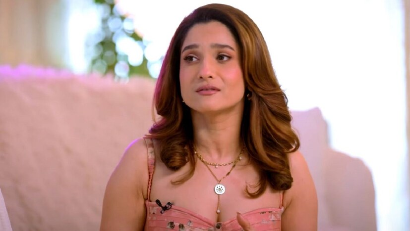 অঙ্কিতা ও ভিকি ঘরে এনেছেন ছোট একটি বিড়ালছানা, তার নামই মৌ।  সাজানো বাস্কেটের ভিতরে করে তার আগমন। কোলে তুলে নেন অঙ্কিতা। নতুন অতিথিকে পেয়ে যারপরনাই খুশি দুজনেই।