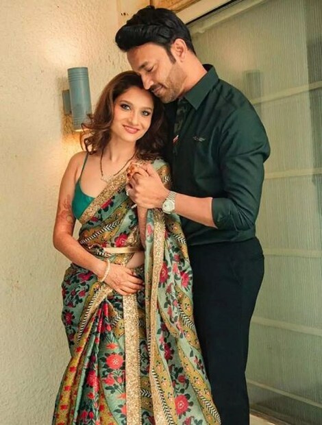 এখন তিনি বিবাহিত৷ তাঁর স্বামী ভিকি জৈন৷ সুশান্ত সিং-এর সঙ্গে সম্পর্ক ভাঙার পর বেশ কয়েকদিন সিঙ্গল ছিলেন অঙ্কিতা৷ তারপর শুরু হয় অঙ্কিতা-ভিকির প্রেম৷ তাঁর সঙ্গেই সংসার পাতেন নায়িকা৷ এমনকী সুশান্তের মৃত্যুর সময় খুবই ভেঙে পড়েন অঙ্কিতা৷ তাঁর মন শক্ত রাখার জন্য পাশে ছিলেন ভিকি তাঁর পাশে ছিলেন ভিকি৷