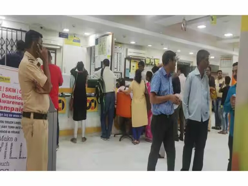 ইটির রিপোর্ট অনুসারে, ইন্ডিয়ান ব্যাঙ্কস অ্যাসোসিয়েশন (আইবিএ) এবং অল ইন্ডিয়া ব্যাঙ্ক অফিসার্স কনফেডারেশন শনিবার এবং রবিবার ছুটি সহ একটি পাঁচ দিনের কর্ম সপ্তাহ রূপান্তর করতে সম্মত হয়েছে৷ এই সিদ্ধান্তটি ৮ মার্চ, ২০২৪-এ ৯ম যৌথ নোটে স্বাক্ষরের মাধ্যমে চূড়ান্ত করা হয়েছিল। প্রেস রিলিজ অনুসারে, যৌথ নোটে সরকারি বিজ্ঞপ্তি সাপেক্ষে সকল শনিবার ছুটির দিন হিসেবে স্বীকৃতি দেওয়া হয়েছে।