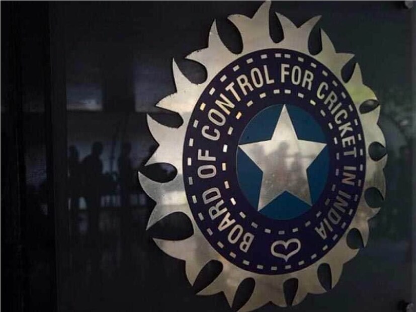 তবে রোহিত শর্মার বয়স ৩৭ পেরিয়েছে। টেস্ট ও ওডিআই ফর্ম্যাটে তাঁকেই অধিনায়ক করা হবে কিনা তা নিয়ে চলছিল জল্পনা। ভবিষ্যতের জন্য অধিনায়ক তৈরি করার বিষয়টিও ছিল বোর্ডের মাথায়।