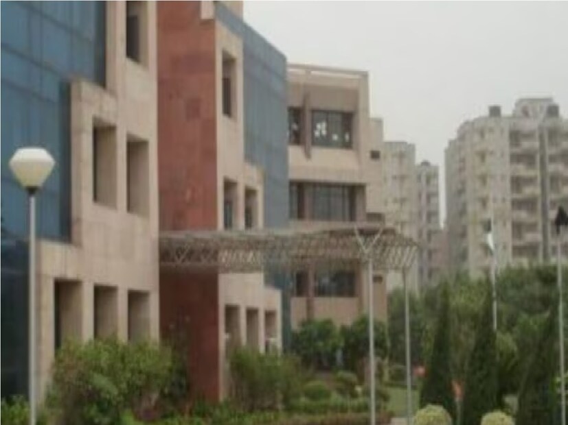 চাণক্যপুরি থানা এলাকার সংস্কৃতি স্কুল, পূর্ব দিল্লির ময়ূর বিহারের মাদার মেরি স্কুল, দ্বারকা জেলার ডিপিএস স্কুল, ডিএভি স্কুল, অ্যামিটি স্কুল, পুষ্প বিহার এবং সাকেত এবং নতুন দিল্লি জেলার সংস্কৃতি স্কুল দিল্লির যেসব স্কুলের মাধ্যমে বোমা হামলার হুমকি পেয়েছে। বুধবার সকালে ই-মেল।