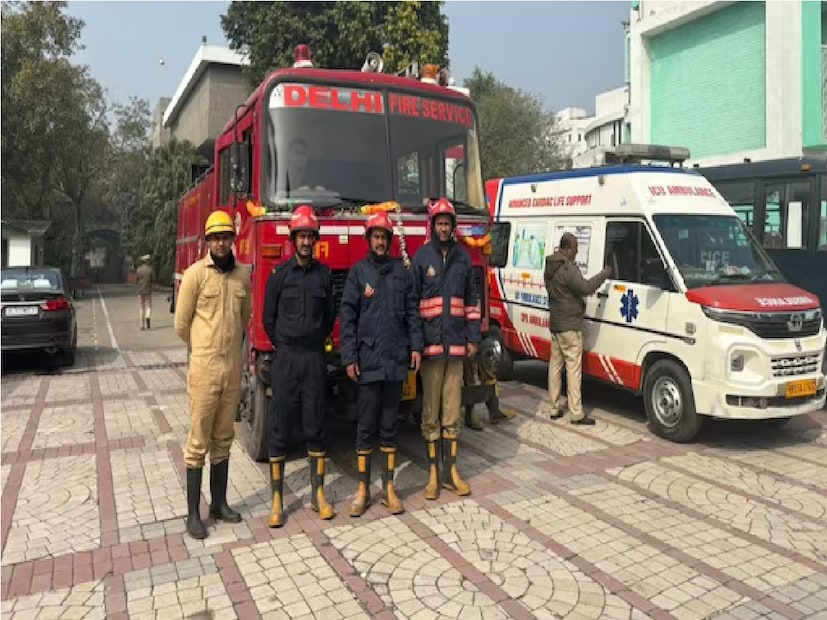 দিল্লি পাবলিক স্কুল, নয়ডা সেই স্কুলগুলির মধ্যে একটি যা ই-মেইলের মাধ্যমে বোমার হুমকি পেয়েছিল। মেইলের মাধ্যমে বোমার হুমকি পাওয়ার পরই নয়ডা পুলিশকে সতর্ক করা হয়। একটি বোমা স্কোয়াড এবং একটি ডগ স্কোয়াড স্কুল চত্বর পরিদর্শন করছে।