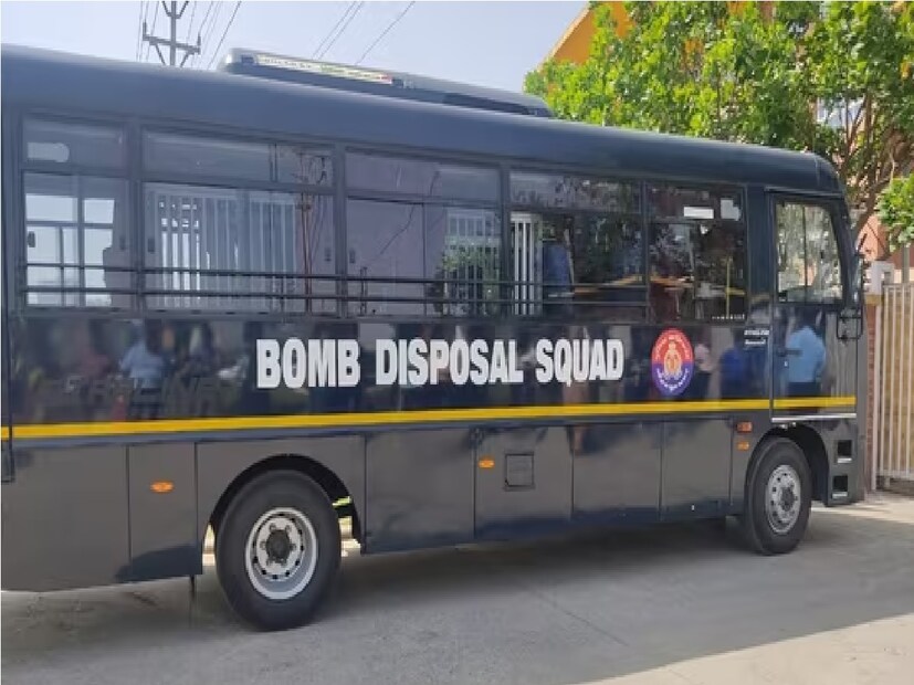 দিল্লি পাবলিক স্কুল, নয়ডা, অভিভাবকদের কাছে একটি মেইল ​​পাঠিয়েছে, &quot;এটি আপনাকে জানানো হচ্ছে যে স্কুলটি একটি ইমেল পেয়েছে যা শিক্ষার্থীদের নিরাপত্তা এবং নিরাপত্তার জন্য হুমকিস্বরূপ। সতর্কতামূলক ব্যবস্থা হিসাবে, আমরা অবিলম্বে শিক্ষার্থীদের বাড়িতে ফেরত পাঠাচ্ছি।”
