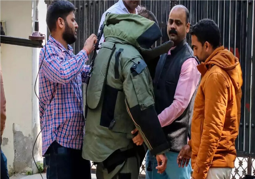 মাদার মেরি স্কুল একটি পরীক্ষা পরিচালনা করছিল এবং ইনভেসটিগেশন অভিযানের কারণে মাঝপথে এটি বন্ধ করতে হয়েছিল। সংস্কৃতি দিল্লির অন্যতম হাই-প্রোফাইল স্কুল। হুমকির পর স্কুল চত্বর সম্পূর্ণ খালি করা হয়েছে।