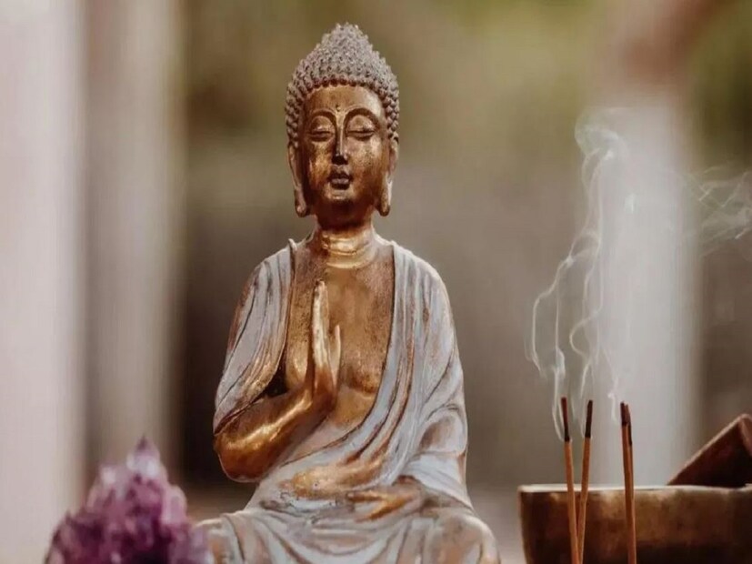 এই পূর্ণিমার দিনে পিতৃপুরুষের উদ্দেশ্যে কিছু জিনিস উৎসর্গ করলে অপার আশীর্বাদ পাওয়া যায়। পূর্বপুরুষরা খুশি হয়ে আশীর্বাদ দেন বলে বিশ্বাস। তাই বুদ্ধ পূর্ণিমার দিনে পবিত্র নদীতে স্নান করে অভাবীদের দান করুন। 