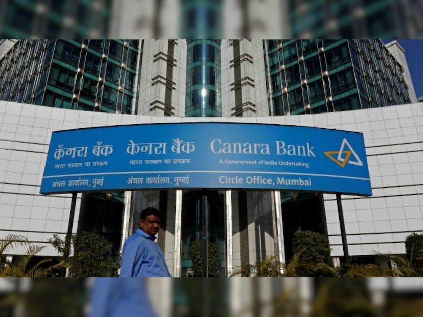 এখন কেউ যদি ৫ বছর মেয়াদে ১ লাখ টাকার ফিক্সড ডিপোজিট করেন, তাহলে তিনি কত টাকা রিটার্ন পাবেন? এফডি ক্যালকুলেটর অনুযায়ী, ৬.৭০ শতাংশ হারে ৩৯,৪০৭ টাকা সুদ হিসেবে মিলবে। ফলে সুদ এবং আসল মিলিয়ে মোট রিটার্ন পাওয়া যাবে ১,৩৯,৪০৭ টাকা।