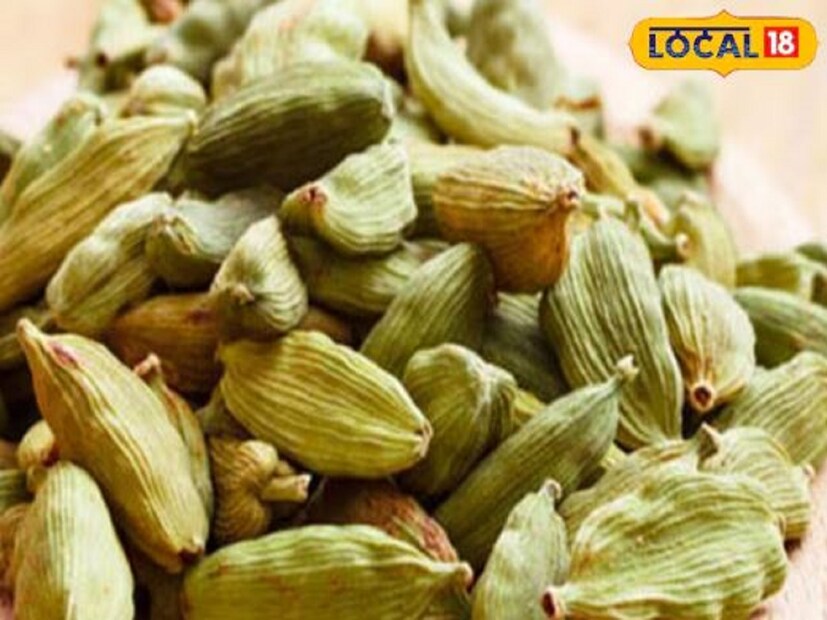 যাঁদের প্রায়ই বমির সমস্যা হয় তাঁরা এলাচ, আদা ও পুদিনা মিশিয়ে একটি সুতির কাপড়ে মুড়িয়ে নিয়ে ঘ্রাণ নিলে বমি বা বমিভাব থেকে উপশম লাভ করবেন। এছাড়াও এলাচ দুধের সঙ্গে মিশিয়ে খেলে মানসিক চাপ থেকেও মুক্তি পাওয়া যায়।