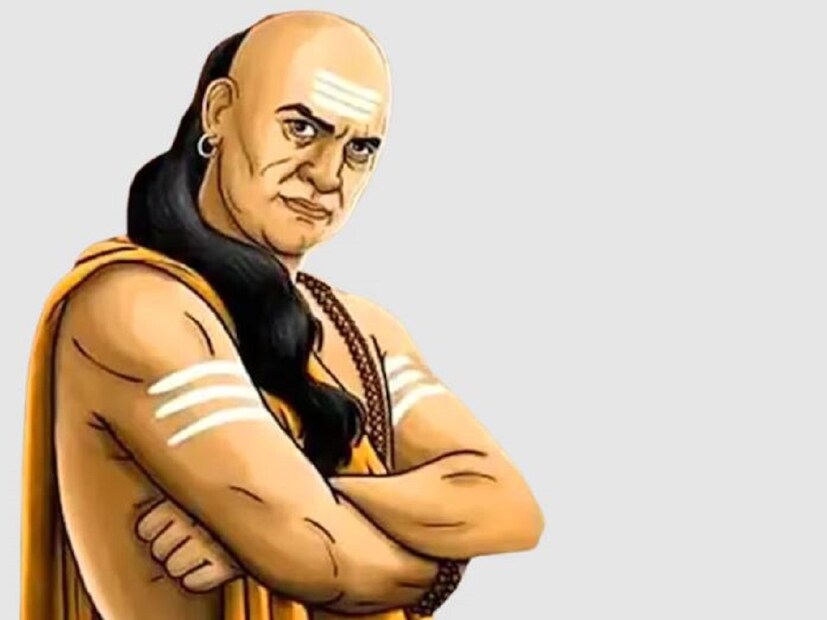 আচার্য চাণক্য, যিনি চন্দ্রগুপ্ত মৌর্যের একজন মহান পণ্ডিত ও গুরু ছিলেন। যিনি নীতিশাস্ত্র রচনা করেছিলেন, যা চাণক্য নীতি নামে পরিচিত। কথিত আছে যে যদি একজন ব্যক্তি চাণক্য নীতি অনুসরণ করেন তাহলে তাকে জীবনে সফল হতে কেউ আটকাতে পারবে না। একজন দক্ষ অর্থনীতিবিদ এবং মনোবিজ্ঞানের বিশেষজ্ঞ গুরু চাণক্য বিশ্বাস করতেন, যে ব্যক্তি জীবনে তাঁর নৈতিক নীতিগুলি অনুশীলন করেন তিনি জীবনে সুখী হন৷ এমনকি আধুনিক সময়েও চাণক্যের দেওয়া নীতি উপযুক্ত। জীবনের কঠিন সময় কীভাবে আচরণ করা উচিত সে সম্পর্কে গুরুত্বপূর্ণ তথ্য দিয়েছেন তিনি৷ যা অনুসরণ করলে বিদপ কেটে আসবে ভাল সময়৷  