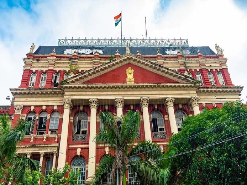 পরে প্রফুল্ল চন্দ্র কলকাতায় পরিচালিত ভারতীয় জাতীয় কংগ্রেসের চেয়ারম্যান নির্বাচিত হন। কংগ্রেস পার্টির অধিবেশন আইনের বিরুদ্ধে ঘোষণা করায় তাকে আবার আটক করা হয়। কিন্তু মুক্তির পর আবারও ৬ মাসের জন্য জেলে বন্দি করা হয়। ১৯৩৪ সাল থেকে প্রফুল্ল ঘোষ গ্রামীণ শিল্পকে সমর্থন ও উন্নয়নের জন্য বেশ কিছু প্রচেষ্টা গ্রহণ করেন। তাঁর নেতৃত্বে অভয় আশ্রম পূর্ববঙ্গের বন্যা বিপর্যস্তদের সেবা প্রদান করে। প্রফুল্ল চন্দ্র ১৯৩৬ সালে পশ্চিমবঙ্গ ত্রাণ কমিটির সভাপতি নির্বাচিত হন।