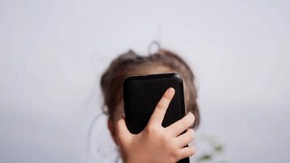 সারাদিন মোবাইলে চোখ? শিশুদের মধ্যে বড় রোগের আশঙ্কা! কীভাবে সুরক্ষিত রাখবেন সন্তানকে? ৫ উপায় জানাচ্ছেন বিশেষজ্ঞ