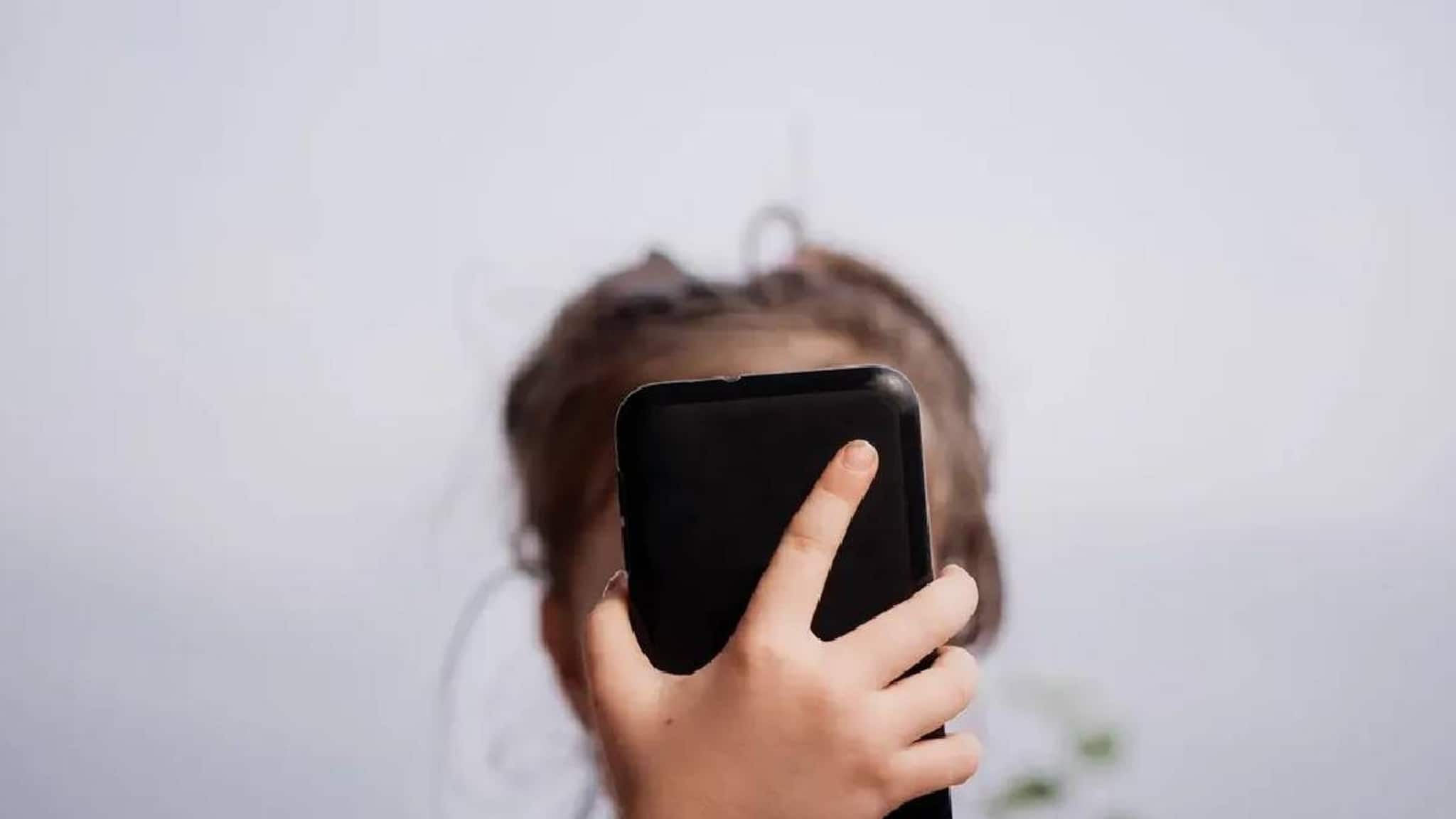 Prevent Myopia in Children: সারাদিন মোবাইলে চোখ? শিশুদের মধ্যে বড় রোগের আশঙ্কা! কীভাবে সুরক্ষিত রাখবেন সন্তানকে? ৫ উপায় জানাচ্ছেন বিশেষজ্ঞ