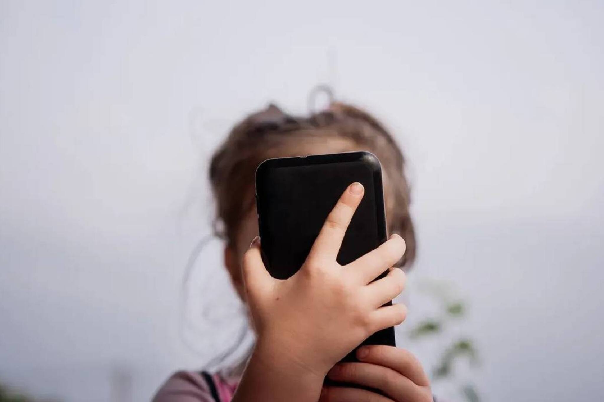 একটানা মোবাইলে চোখ? শিশুদের মধ্যে রোগের আশঙ্কা! কীভাবে সুরক্ষিত রাখবেন সন্তানকে