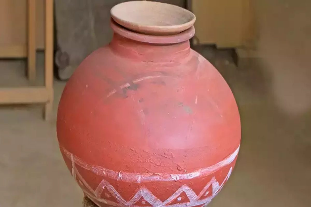 ফ্রিজের জল ছাড়ুন, গরমে মাটির কলসির জল পানে এতগুলো উপকার পাবেন ফ্রিজের জল ছাড়ুন, গরমে মাটির কলসির জল পানে এতগুলো উপকার পাবেন