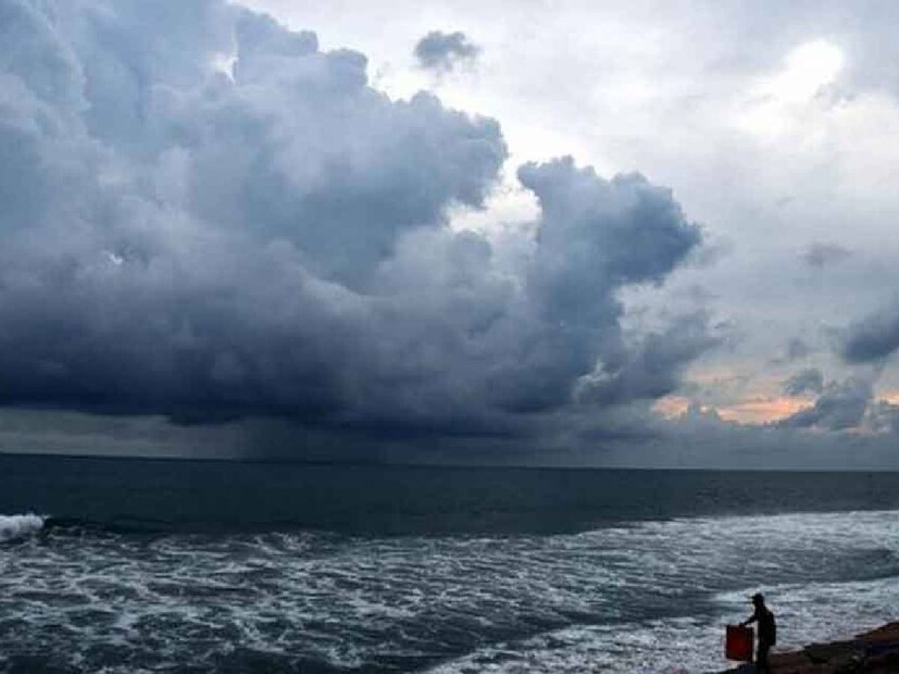 বিশ্বের বিভিন্ন মডেলের মধ্যে রয়েছে আমেরিকার জিএফএস বা গ্লোবাল ফোরকাস্টিং সিস্টেম। এ ছাড়াও ইউরোপ ইউনিয়নের ecmwf। কেউ মনে করছে, অন্ধ্রপ্রদেশ ও ওড়িশা উপকূলে এই ঘূর্ণিঝড় আছড়ে পড়তে পারে। (প্রতীকী ছবি)