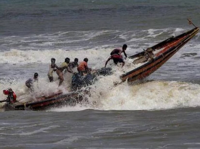 ভোট পর্বের প্রথমার্ধে তাপপ্রবাহে মানুষের প্রাণ ওষ্ঠাগত হয়ে গিয়েছিল। এবার শেষের দিকে দুর্যোগে লন্ডভন্ড হয়ে চলেছে বাংলা। ঝড়, বৃষ্টি, বজ্রপাতে ফালাফালা হচ্ছে দক্ষিণ ও উত্তরবঙ্গের আকাশ। উপরন্তু ঘূর্ণিঝড়ের আশঙ্কা করা হচ্ছে। (প্রতীকী ছবি)