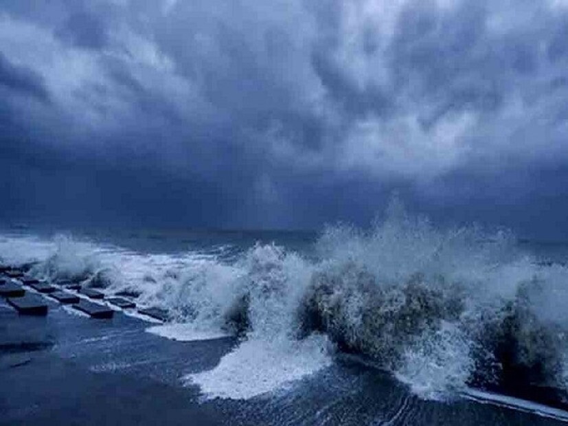 ক্যানিং থেকে তার দূরত্ব ২৮০ কিলোমিটার দক্ষিণ, দক্ষিণ-পূর্ব। সাগরের উপরেই ‘প্রবল’ আকার নিয়েছে রিমল। ঘূর্ণিঝড় গত ছ’ঘণ্টায় সাত কিলোমিটার বেগে স্থলভাগের দিকে এগিয়েছে বলে জানিয়েছেন আবহবিদেরা।