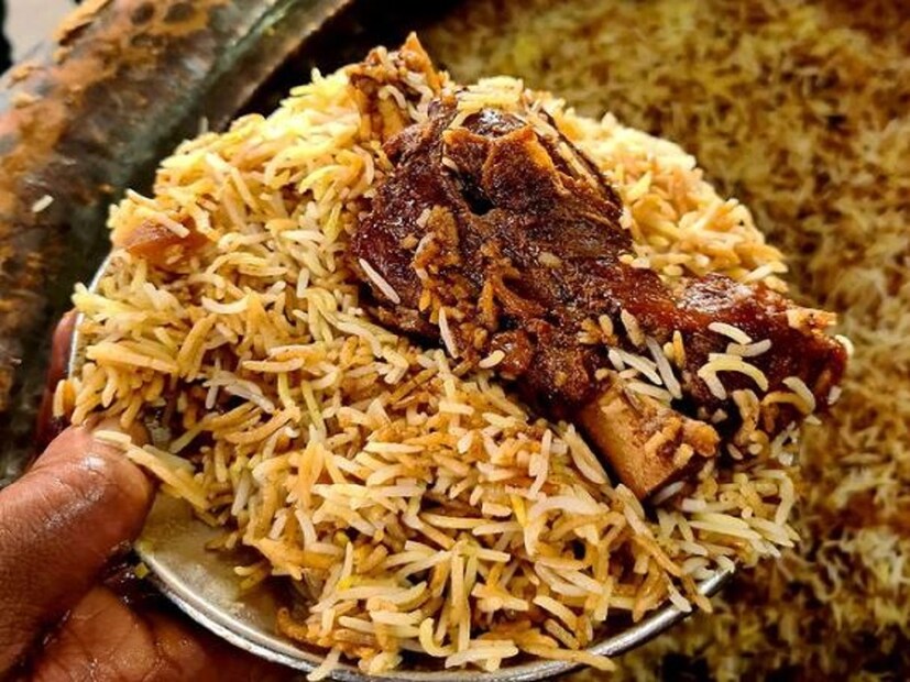 আসলে, মানুষের ভাষার মতো রংয়েরও ভাষা থাকে। সাধারণত লাল রংকে ধরা হয় সৌভাগ্য, আনন্দ-উৎসব ও ভালবাসা ও আবেগের প্রতীক হিসেবে। যার জন্যেই হয়তো উষ্ণ অভ্যর্থনা প্রকাশের ক্ষেত্রেও ব্যবহার হয় লাল গোলাপ।