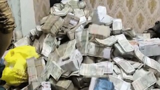 এ যে টাকার পাহাড়!