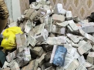 এ যে টাকার পাহাড়!