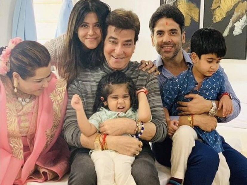 একতার দাদা তুষার কাপুরও ২০১৬ সালে IVF এবং সারোগেসির মাধ্যমে সিঙ্গেল ফাদার হয়েছিলেন। তাঁর ছেলের নাম লক্ষ্য কাপুর। তারকা ভাই-বোন সিঙ্গেল ফাদার এবং সিঙ্গেল মাদার হিসেবে নিজেদের জীবন- গুছিয়ে নিয়েছেন।