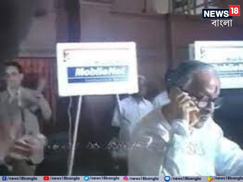 ৩১ জুলাই। ক্যালেন্ডারের আর পাঁচটা দিনের সঙ্গে এই দিনটির পার্থক্য রয়েছে। না কোনও জন্মমৃত্যুর তারিখ নয়। এই দিনটির মাহাত্ম্য অন্য। প্রেমিকাকে ভালবাসা জানানো হোক অথবা অফিসে বসকে ম্যানেজ, আজ স্মার্টফোন ছাড়া এক মুহূর্তও চলে না। এই গোটা মোবাইল যোগাযোগ ব্যবস্থারই চলাচলেরই শুরু এই ৩১ জুলাই, ১৯৯৫ সালে। সেটা পিভি নরসিমা রাও জমানা।