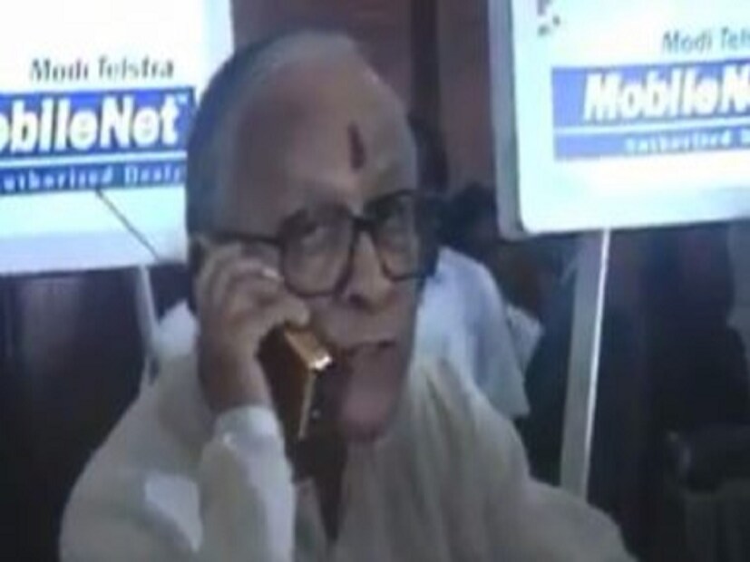 অস্ট্রেলিয়ান টেলিকম সংস্থা টেলস্টার ও মোদি গ্রুপের যৌথ সংস্থার উদ্যোগেই সেই যোগাযোগ স্থাপিত হয়। কিছুক্ষণের জন্য সৌজন্যমূলক কথাবার্তা সারেন জ্যোতি বসু ও সুখরাম।