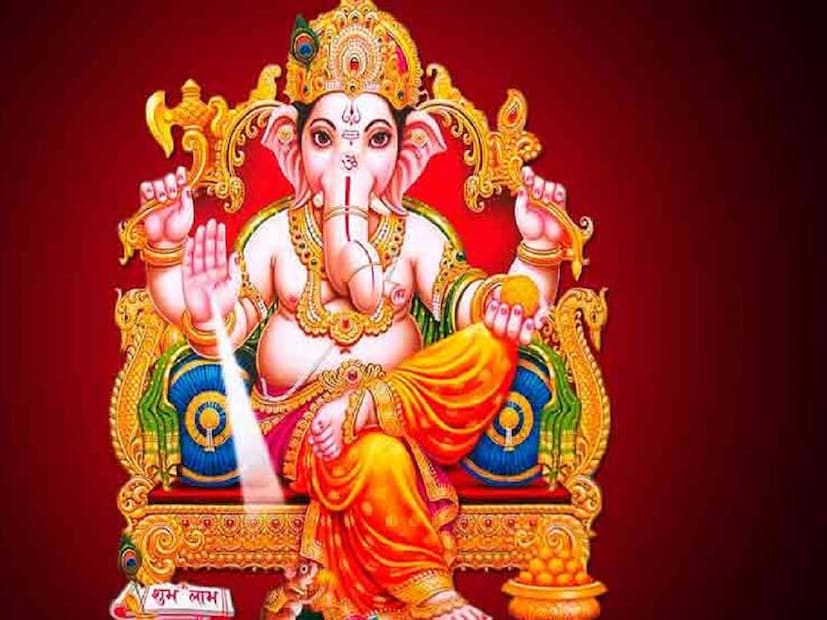 ভগবান গণেশের উদ্দেশ্যে এই পাতাগুলি নিবেদন করা আবশ্যক:১. জ্যোতিষশাস্ত্র অনুসারে, ভগবান গণেশ অর্জুন গাছের পাতা খুবই পছন্দ করেন। যাঁরা চাকরি খুঁজছেন, কিংবা চাকরিতে পদোন্নতি চাইছেন অথবা বেতনবৃদ্ধি কামনা করছেন, তাঁদের অর্জুন গাছের ৫টি অথবা ৭টি পাতা ভগবান গণেশের উদ্দেশ্যে অর্পণ করা উচিত। সপ্তাহে বুধবার করে এই গাছের পাতা নিবেদন করলে বিশেষ ফল পাওয়া যায়।
