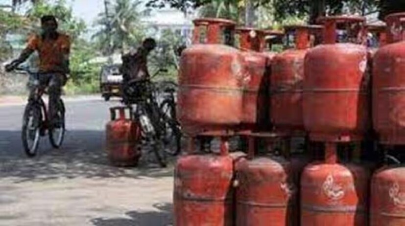 গ্রাহক গ্যাস ডিলারের কাছে গিয়ে এলপিজি সিলিন্ডারের জন্য ই-কেওয়াইসি করাতে পারেন। কেন্দ্রীয় সরকারের তরফে সমস্ত গ্যাস ডিলারকে আইসি করার নির্দেশ দেওয়া হয়েছে। এলপিজি গ্যাস সিলিন্ডারের ই-কেওয়াইসি-এর জন্য গ্রাহককে একটি ফর্ম পূরণ করতে হবে।