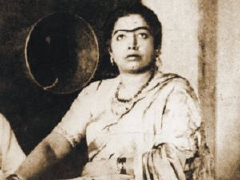 তিনি ভারতে 78 rpm রেকর্ডে সঙ্গীত রেকর্ড করা প্রথম পারফর্মারদের মধ্যে একজন। পরে ভারতের গ্রামোফোন কোম্পানি প্রকাশ করেছিল। ফলে তাঁকে ‘গ্রামোফোন গার্ল’ এবং ‘ভারতের প্রথম রেকর্ডিং সুপারস্টার&quot;’ হিসাবে পরিচিত হন।