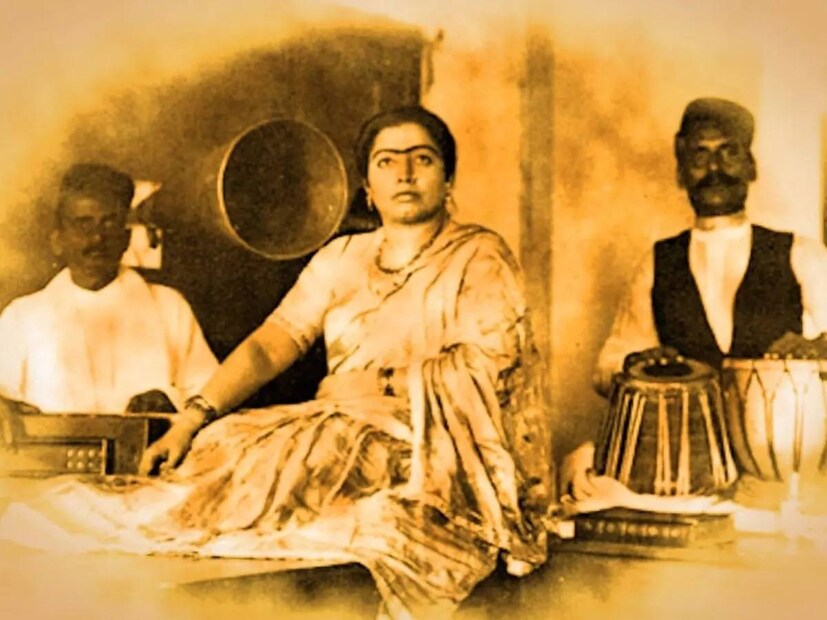 তাঁর বাবা, রবার্ট উইলিয়াম ইওওয়ার্ড একটি ড্রাই আইস ফ্যাক্টরিতে কাজ করতেন এবং ১৮৭২ সালে তাঁর মা অ্যাডলিন ভিক্টোরিয়া হেমিংসকে বিয়ে করেন। ভিক্টোরিয়া ছিলেন ব্রিটিশ সৈনিক হার্ডি হেমিংসের কন্যা।