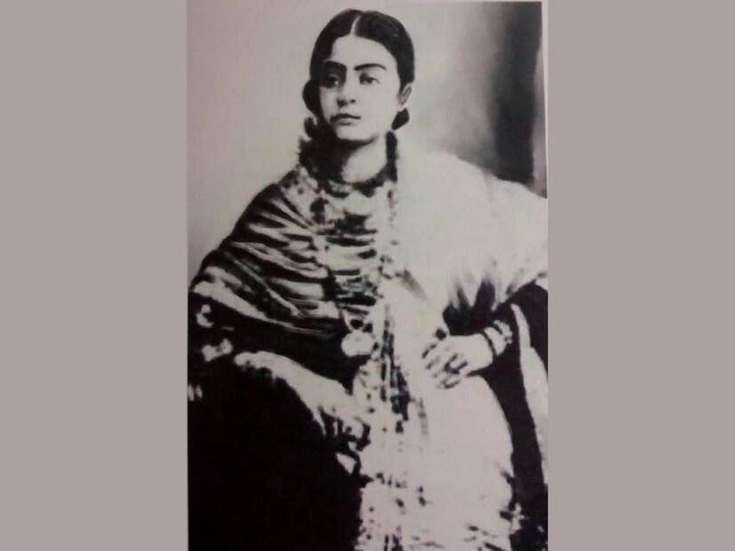 ১৮৭৯ সালে বাবা-মা আলাদা হয়ে যান। তখন অ্যাঞ্জেলিনার বয়স ছিল মাত্র ৬। এবং তাঁর মা একজন মুসলিম সম্ভ্রান্ত ব্যক্তির সঙ্গে বেনারসে চলে যান, যিনি তাঁর সঙ্গীতের প্রতি মুগ্ধ ছিলেন। এইভাবে অ্যাঞ্জেলিনা ইসলাম ধর্ম গ্রহণ করেন এবং গওহর জান হন। 