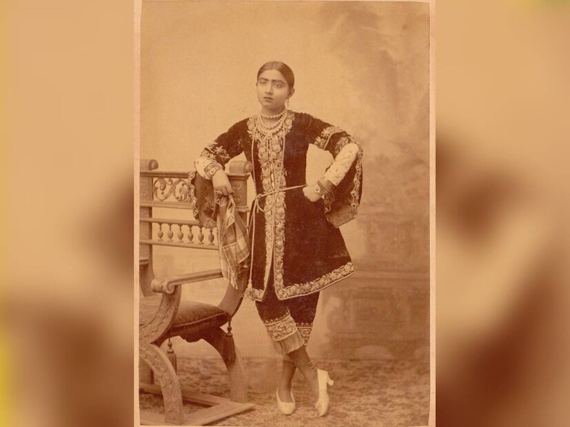 তাঁর মা মালকা জান নাম নেন। যিনি পরে বিখ্যাত যৌনকর্মী এবং সঙ্গীতশিল্পী হয়ে ওঠেন। কলকাতায় এসে চিৎপুরে গওহরকেও প্রশিক্ষণ দিতে শুরু করেছিলেন। গায়ক ও নৃত্যশিল্পী হিসেবে গওহর জানের সুখ্যাতি চারদিকে ছড়িয়ে পড়ে।